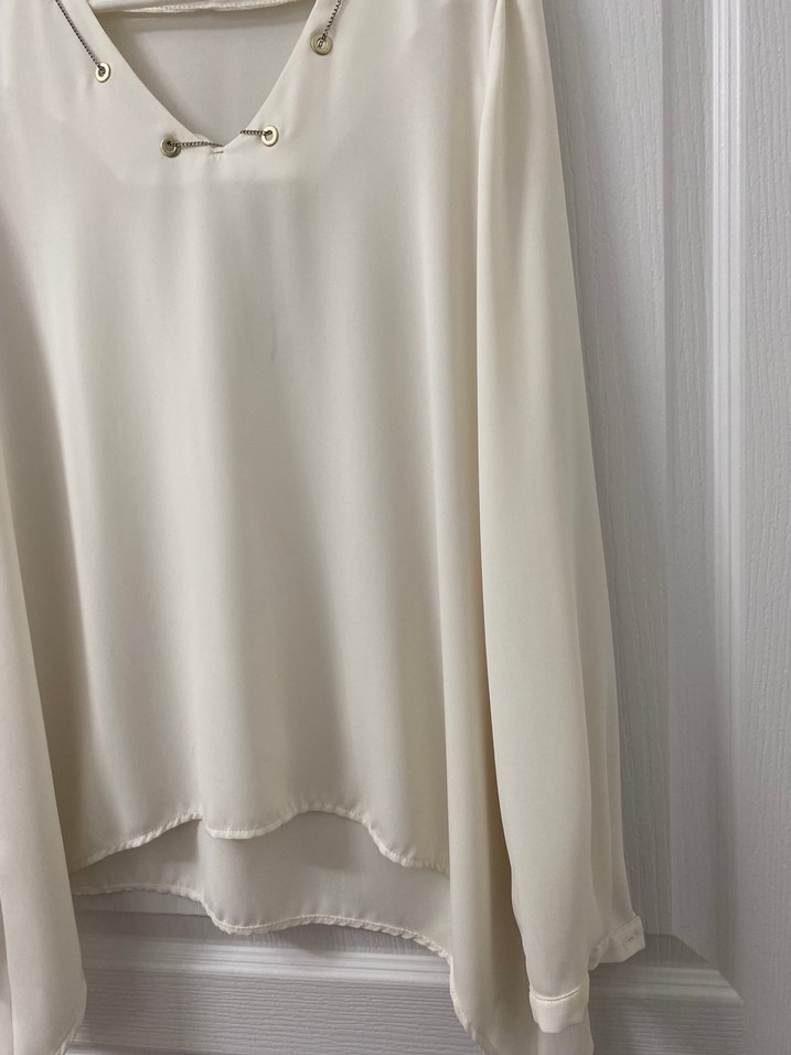 Zincir Detaylı Beyaz V Yaka Kadın Bluz - Görsel 4