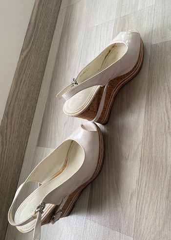 Beyaz Rugan Dolgu Topuklu Kadın Ayakkabı - Görsel 3