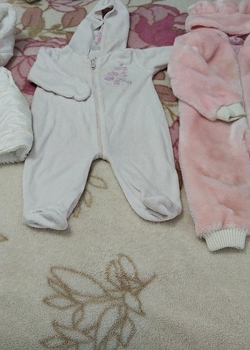 Kapüşonlu Beyaz Kız Bebek Tulumu - Görsel 3