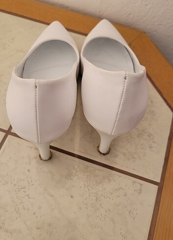 Beyaz Stiletto Topuklu Ayakkabı 