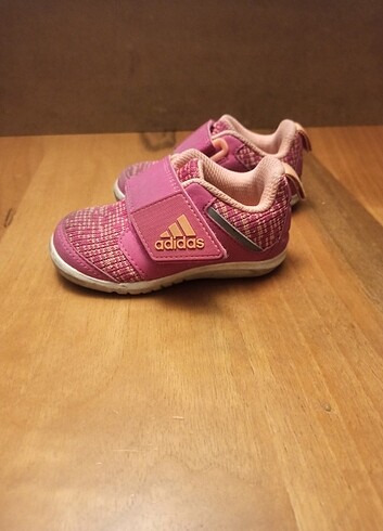 Adidas 20 numara adidas pembe.