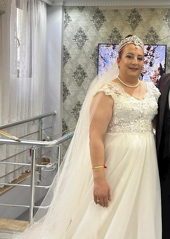 Satılık Gelinlik,ikinci bir eteği bulunmaktadır
