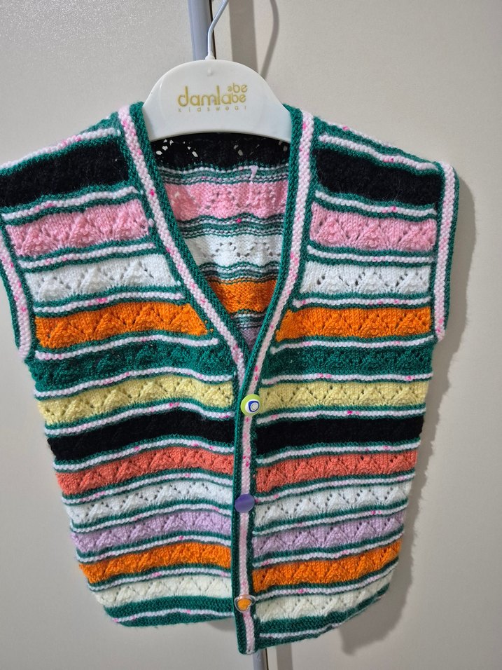 Nakışlı Beyaz Örgü Kolsuz Kız Hırkası - Görsel 3