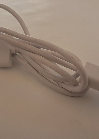 Beyaz ve Gri Tablet Telefon Şarj Kablosu - Görsel 2