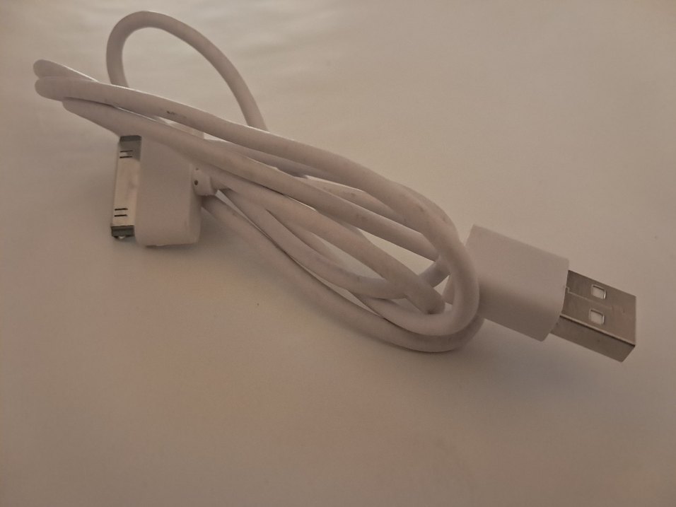 Beyaz ve Gri Tablet Telefon Şarj Kablosu - Görsel 2