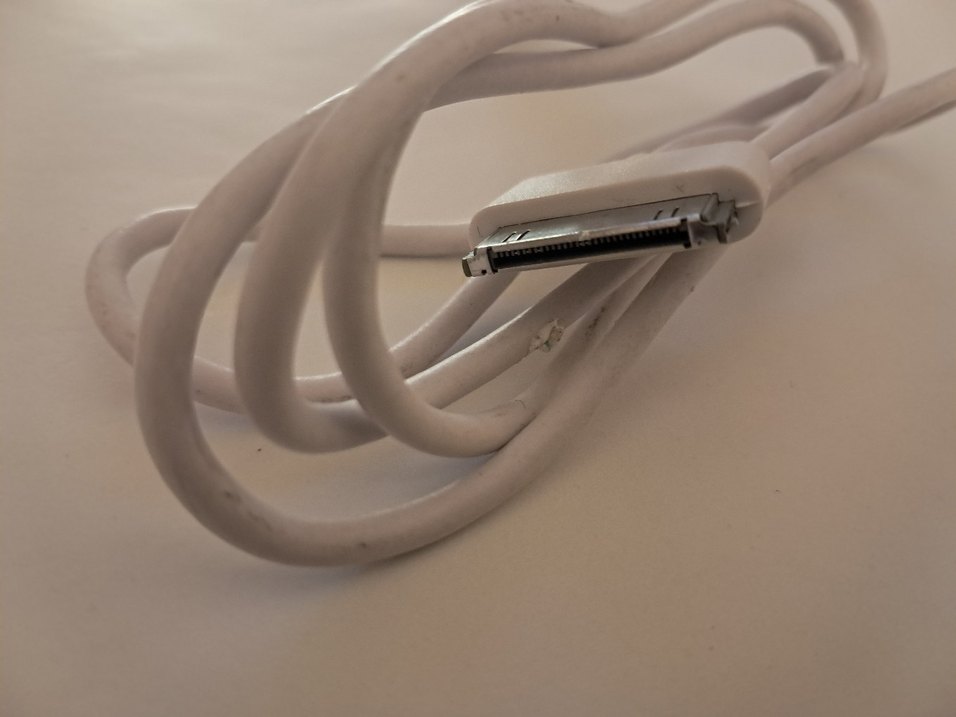 Beyaz ve Gri Tablet Telefon Şarj Kablosu - Görsel 3