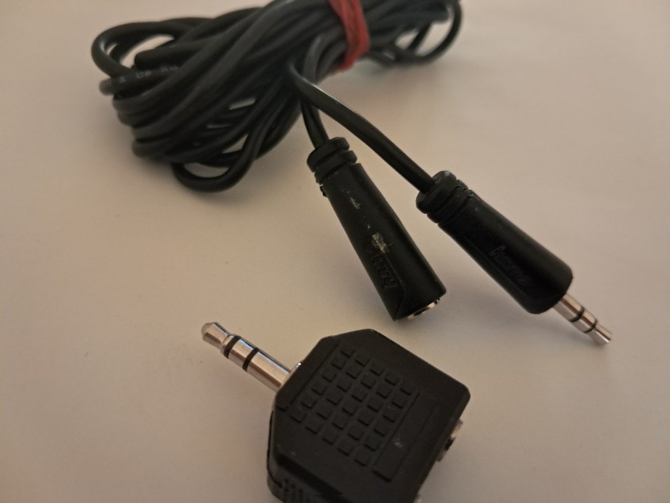 Siyah Ses Kablosu ve Adaptör - Görsel 2