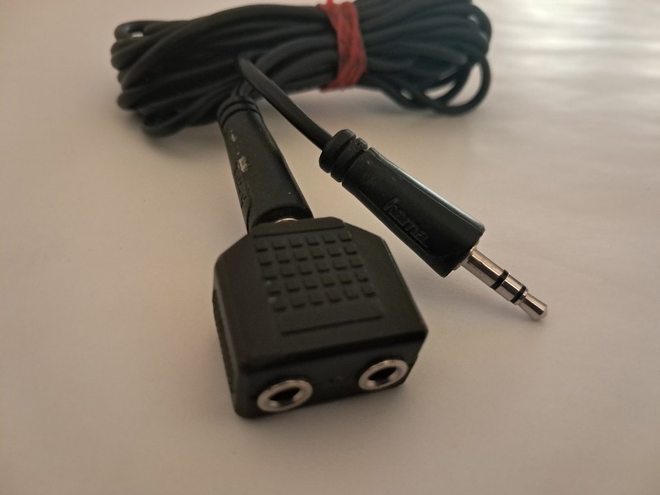 Siyah Ses Kablosu ve Adaptör - Görsel 3
