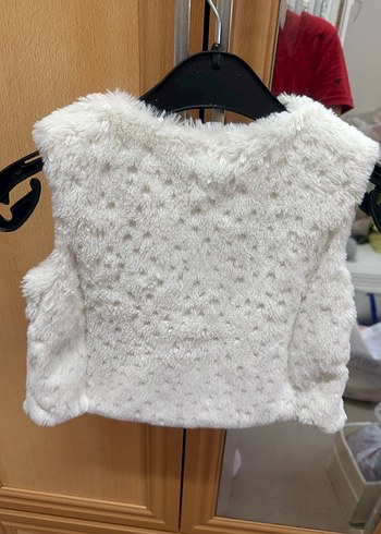 Kız Çocuk Beyaz Kürklü Kolsuz Yelek - Görsel 3