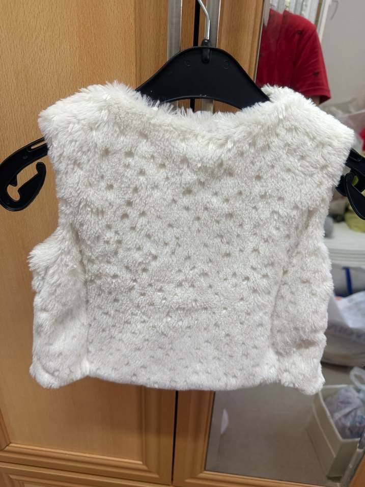 Kız Çocuk Beyaz Kürklü Kolsuz Yelek - Görsel 3