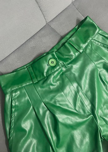 Düğmeli Parlak Yeşil Deri Mini Şort - Görsel 2