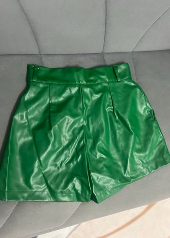 Düğmeli Parlak Yeşil Deri Mini Şort - Görsel 3