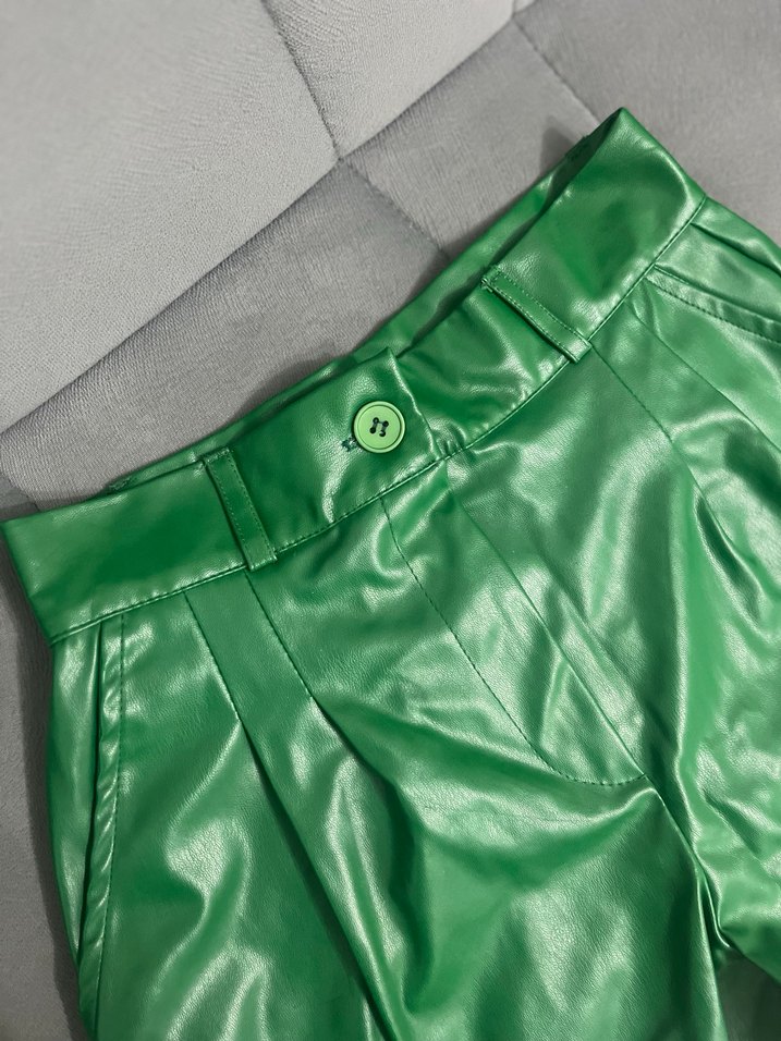Düğmeli Parlak Yeşil Deri Mini Şort - Görsel 2