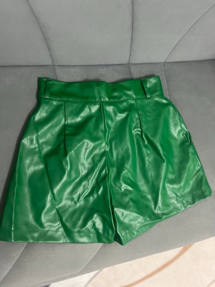 Düğmeli Parlak Yeşil Deri Mini Şort - Görsel 3