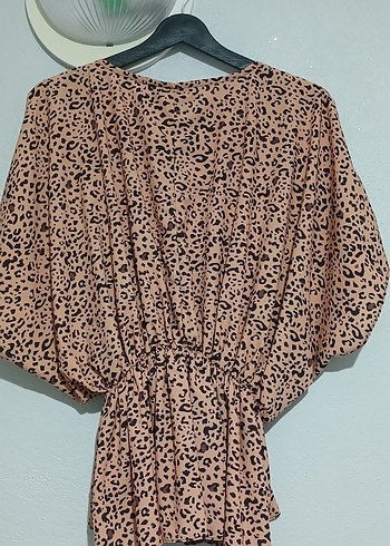 Leopar Desenli V Yaka Kısa Kollu Bluz - Görsel 2