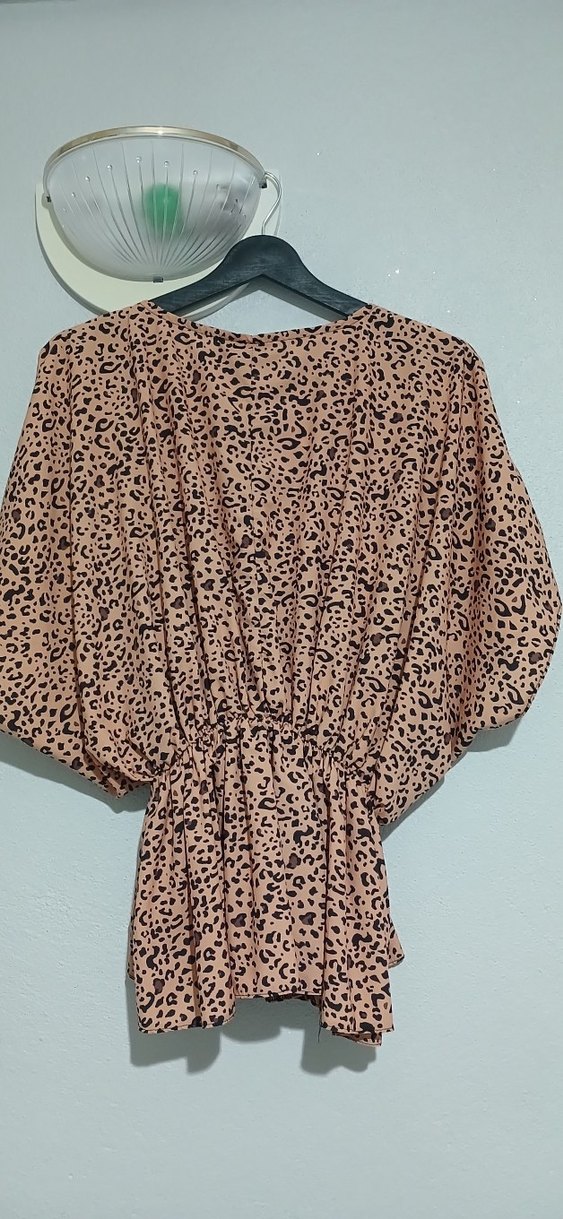 Leopar Desenli V Yaka Kısa Kollu Bluz - Görsel 2