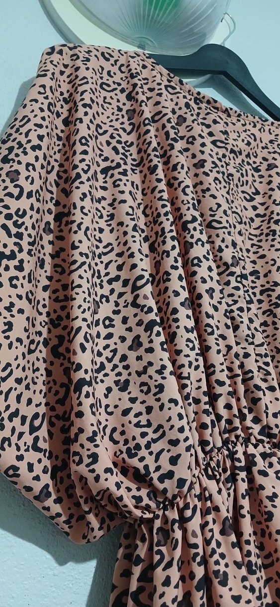 Leopar Desenli V Yaka Kısa Kollu Bluz - Görsel 4