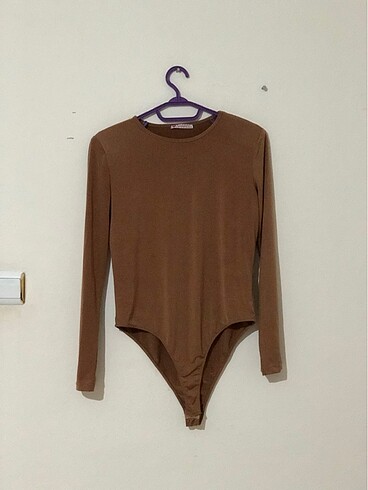 Kolları vatkalı bodysuit