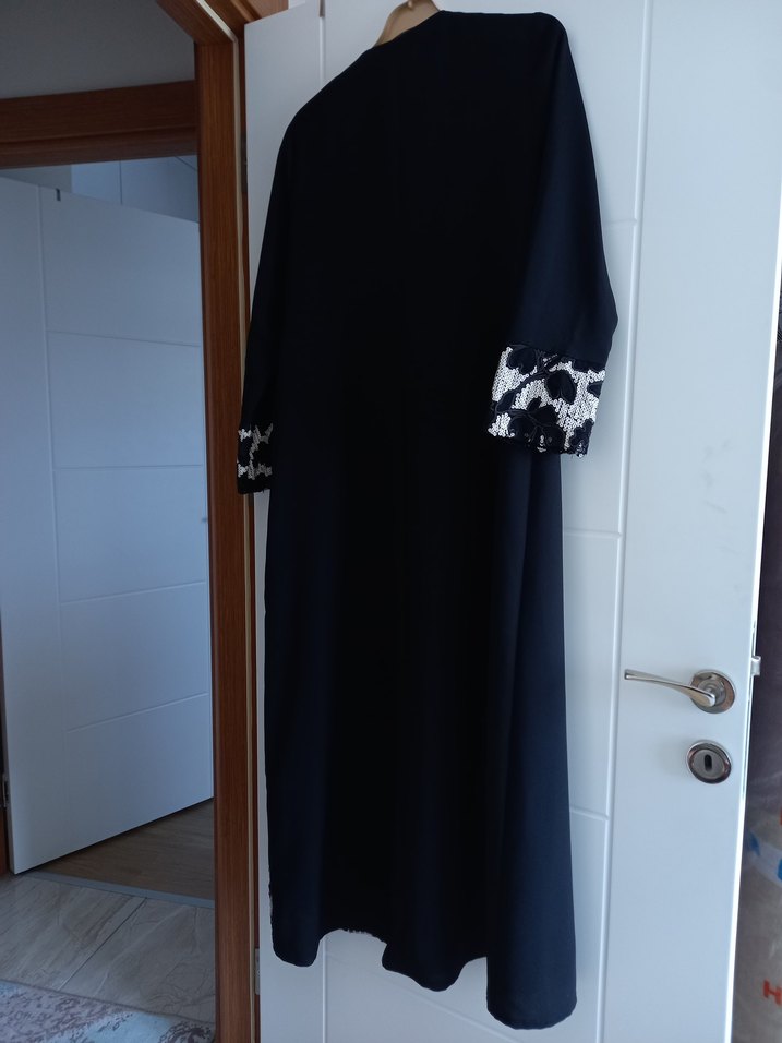 Drapeli Siyah Desenli Uzun Kadın  ferace - Görsel 2