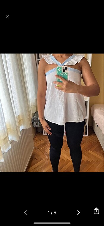 Omuzları fırfırlı bluz