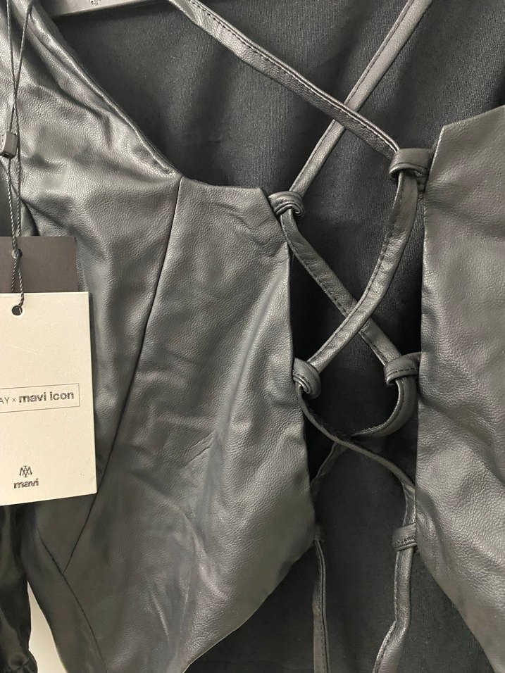 Sırt Detaylı Siyah Deri Kadın Bluz - Görsel 4