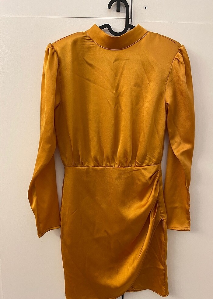 Sırt detaylı saten elbise - Görsel 2