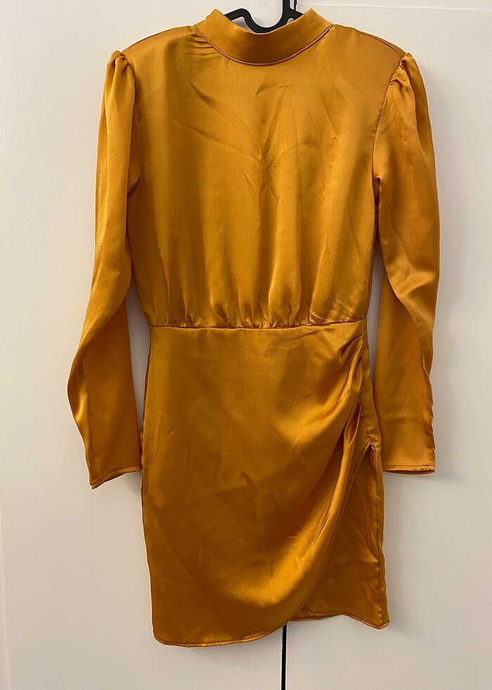 Sırt detaylı saten elbise - Görsel 3