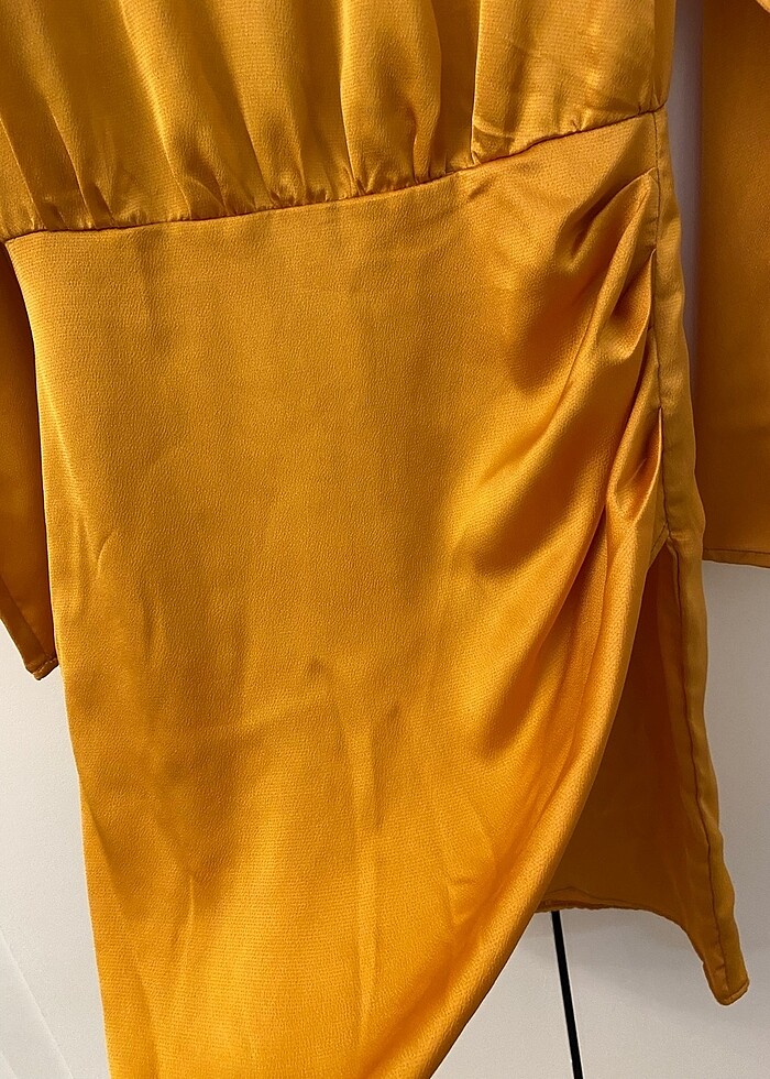 Sırt detaylı saten elbise - Görsel 4