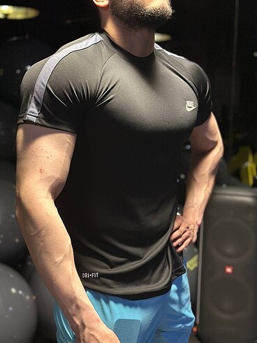 Omuz detay erkek spor tshirt