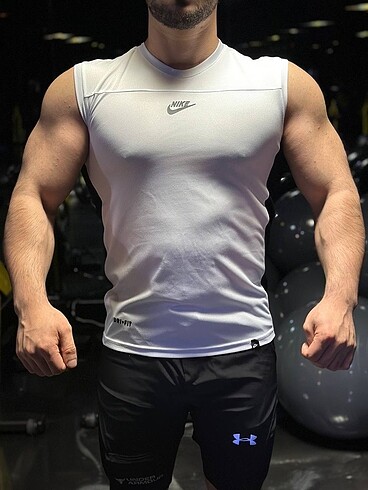 Beyaz biyeli erkek spor tshirt