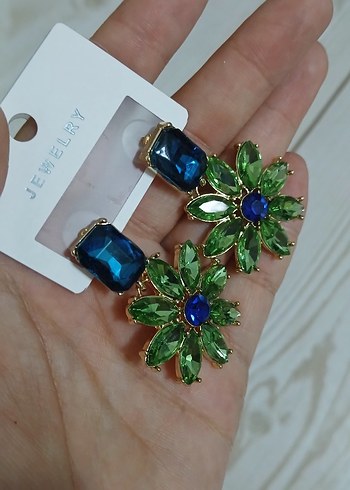 Beden Yeşil Çiçekli Kısa Payetli Küpe