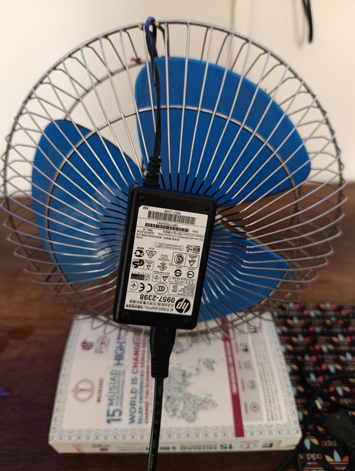 Mavi Metal Kafesli Masaüstü Vantilatör - Görsel 4