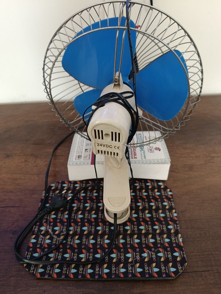 Mavi Metal Kafesli Masaüstü Vantilatör - Görsel 3