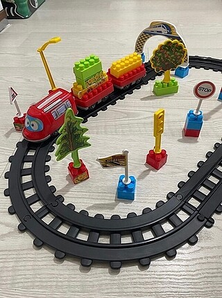Çantalı Lego set ve kutulu Lego tren seti