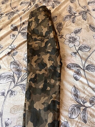 Stradivarius Kamuflaj bayan pantolon