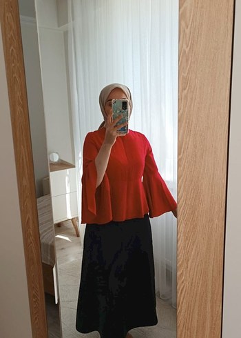 Kırmızı Düğmeli Uzun Kollu Bluz - Görsel 4