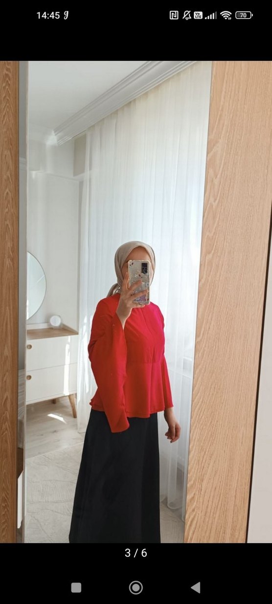 Kırmızı Düğmeli Uzun Kollu Bluz - Görsel 3