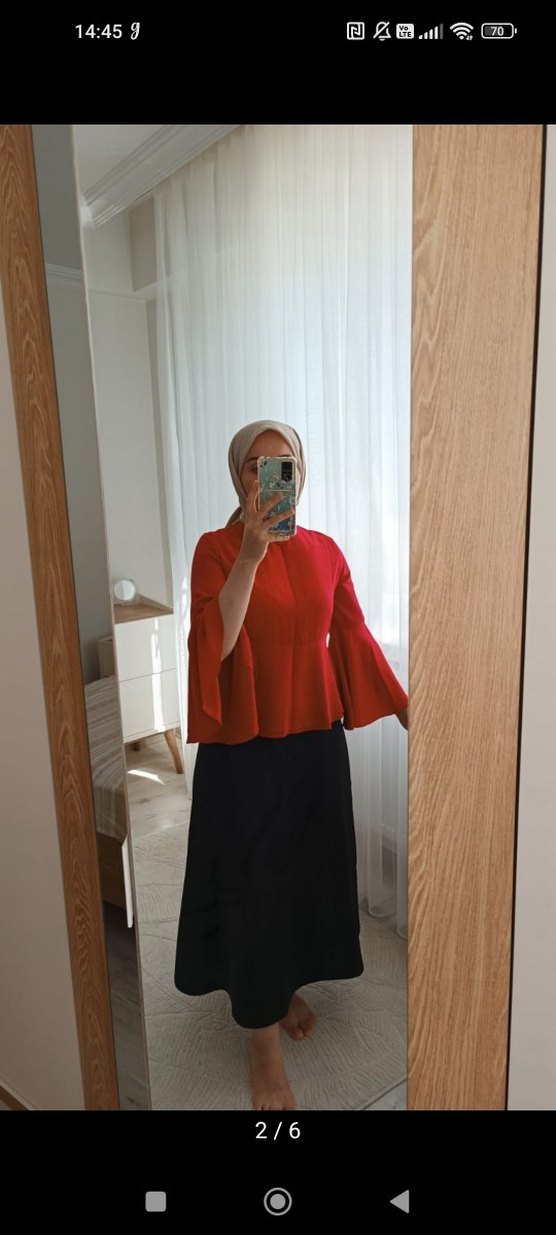 Kırmızı Düğmeli Uzun Kollu Bluz - Görsel 4