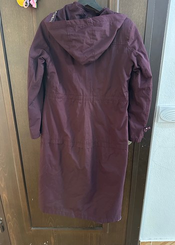 Bordo Düğmeli Uzun Kadın Yağmurluk - Görsel 3
