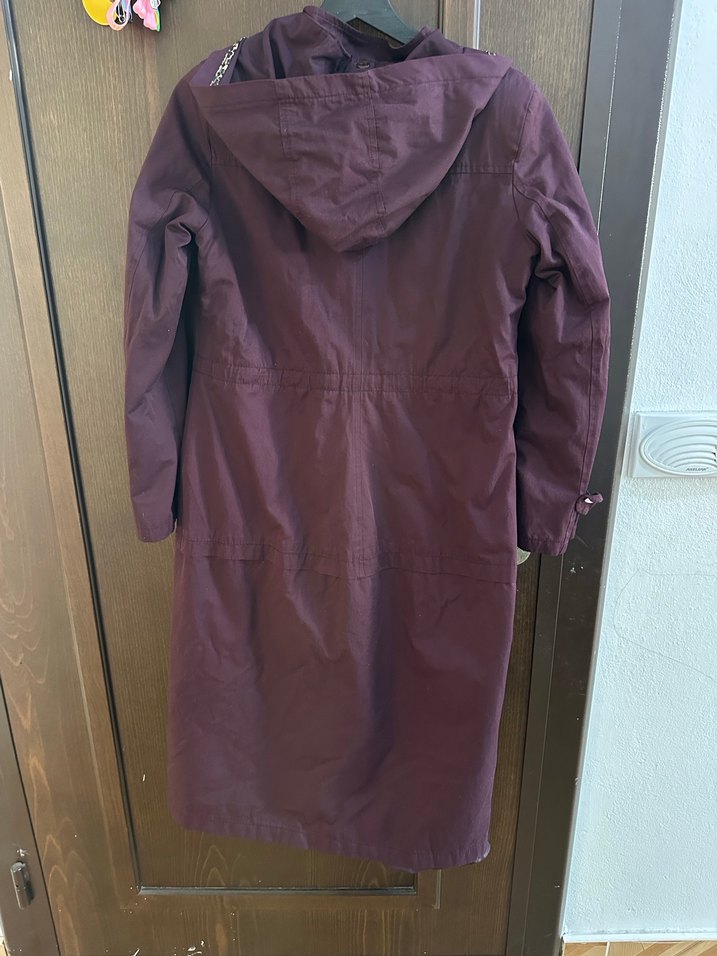 Bordo Düğmeli Uzun Kadın Yağmurluk - Görsel 3