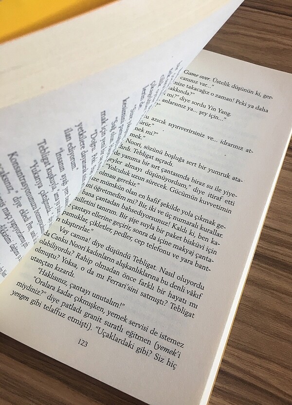 Eyfel Kulesi Kadar Kocaman Bir Bulutu Yutan Küçük Kız - Görsel 4