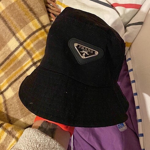 prada siyah şapka