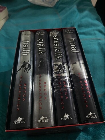 HUSH HUSH SERİSİ (kutulu ciltli)