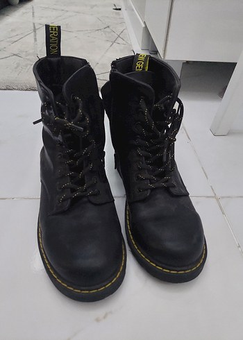 39 Beden Siyah Bağcıklı Rubber Botlar