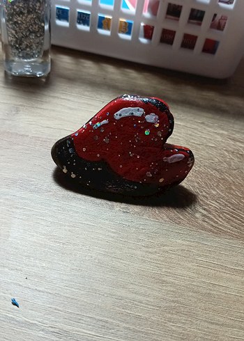 isteğe göre şekilli taş boyanır(su geçirmez ojeyle yapdum)