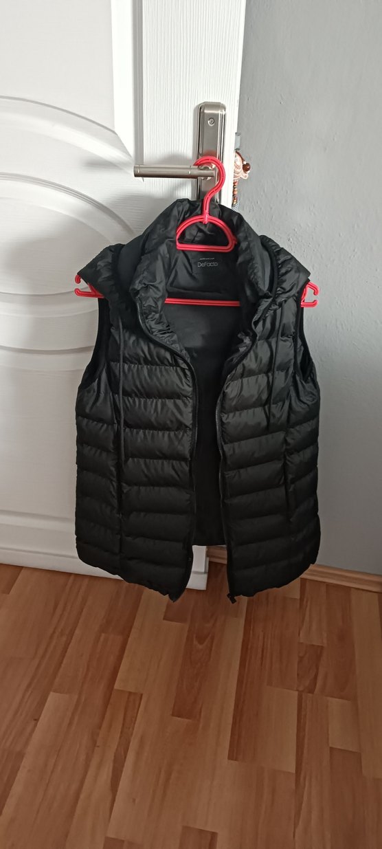 Defacto 
Kadın Siyah Kapitone Fermuarlı
Kapşonlu Yelek - Görsel 4