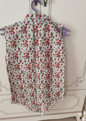 V yaka düğmeli çiçek desenli kadın sıfır kol gömlek. - Görsel 3