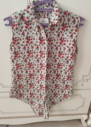 V yaka düğmeli çiçek desenli kadın sıfır kol gömlek. - Görsel 2