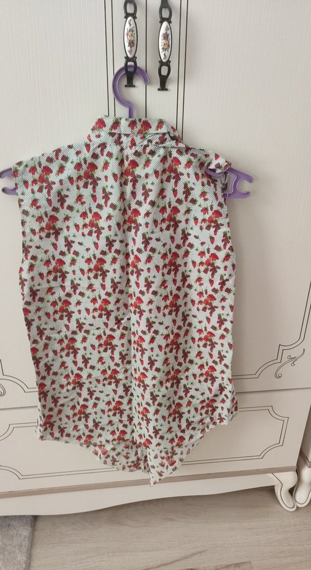 V yaka düğmeli çiçek desenli kadın sıfır kol gömlek. - Görsel 3