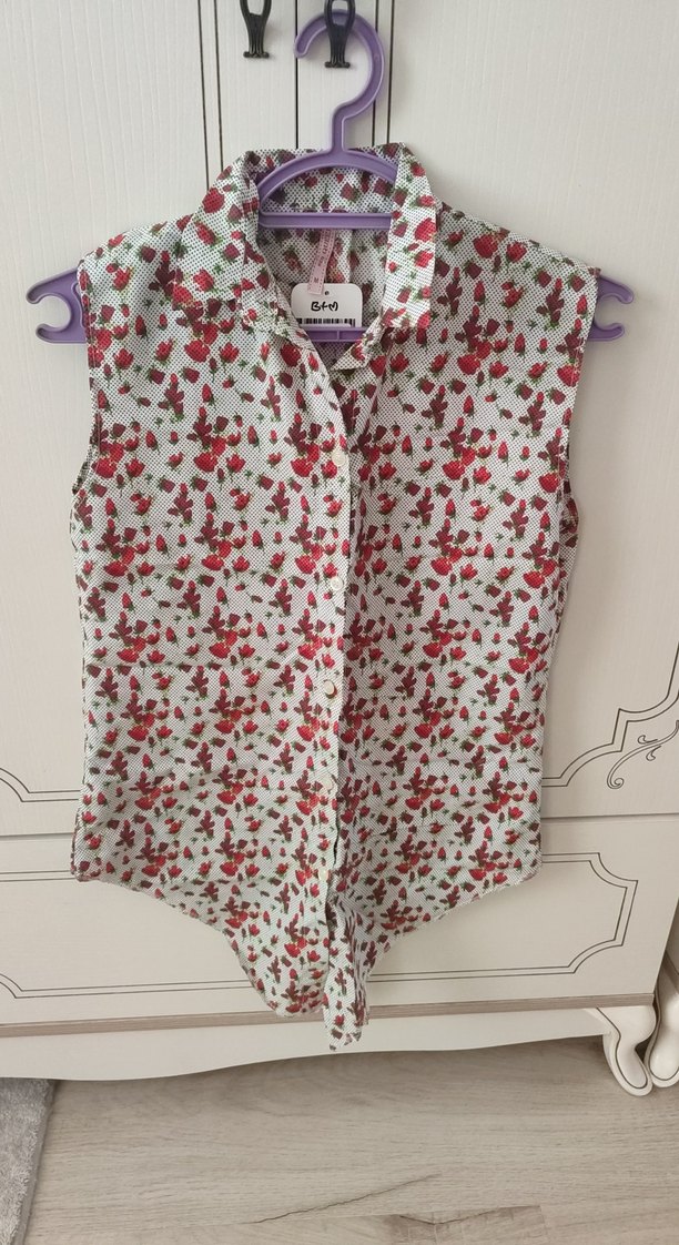 V yaka düğmeli çiçek desenli kadın sıfır kol gömlek. - Görsel 2